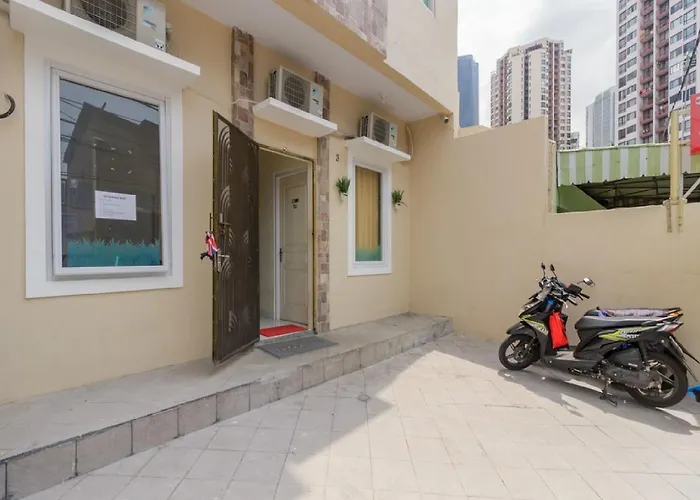 Reddoorz Plus Near Taman Rasuna Menteng Jakarta